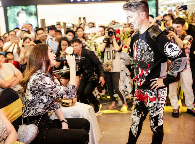 Mr. Đàm cũng rất tinh ý khi vừa chiếu xong MV đã quay sang Hà Hồ, Lệ Quyên và mời cả hai nhận xét về sản phẩm tiền tỉ mà anh vừa thực hiện.