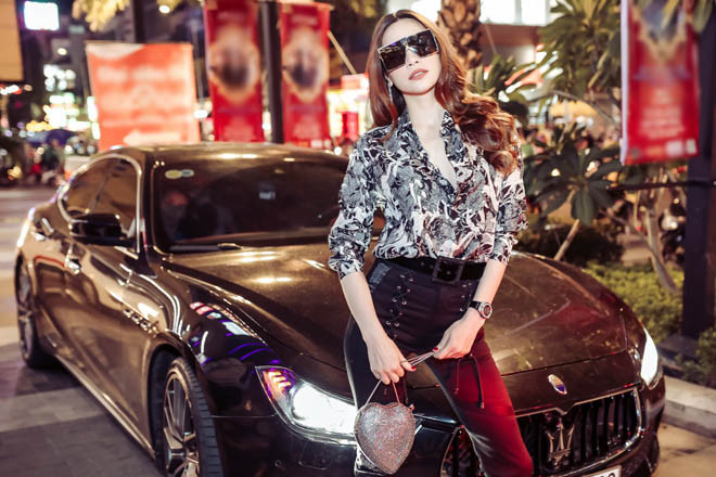 Hà Hồ cũng đến nơi ít lâu sau đó. Cô diện nguyên cây hàng hiệu, hút mọi ánh nhìn khi vừa xuất hiện và tạo dáng bên xe sang.