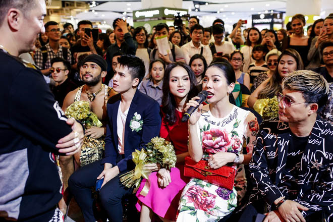 Thỉnh thoảng mới có dịp chạm mặt trong các sự kiện của Đàm Vĩnh Hưng, nhưng hai nữ nghệ sĩ vẫn ngó lơ, xem đối phương như người vô hình khiến nhiều khán giả tiếc nuối cho tình bạn thân thiết của cả hai.