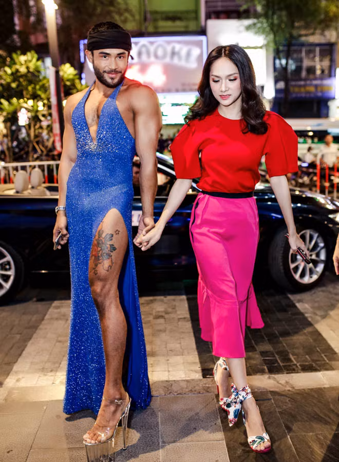 Cả hai cũng là khách mời góp mặt trong MV tiền tỉ của Mr. Đàm. Trong khi Hương Giang vào vai cô gái gợi cảm, sexy khiến Đàm Vĩnh Hưng mê mệt theo đuổi, Sinon lại là nhân tố mang lại nhiều tiếng cười trong MV.