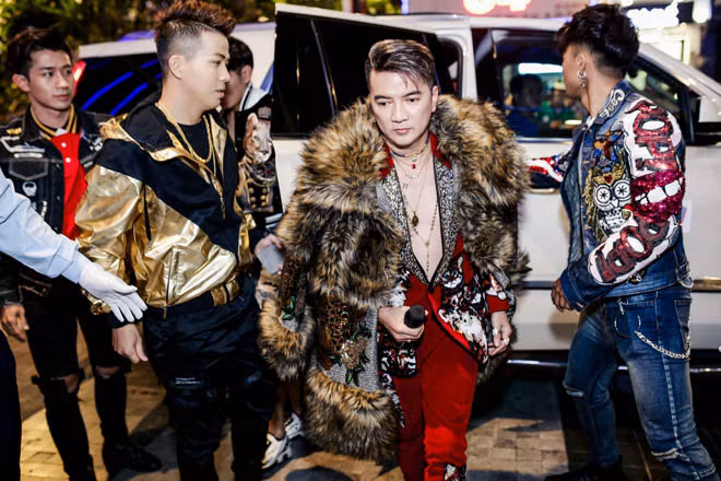 Về phía Mr. Đàm - nhân vật chính của sự kiện, ngay từ khi xuất hiện, anh đã thu hút nhiều sự chú ý khi đi xe sang Cadillac chuyên dành cho các nguyên thủ quốc gia, khoác áo lông tiến vào sảnh sân khấu.