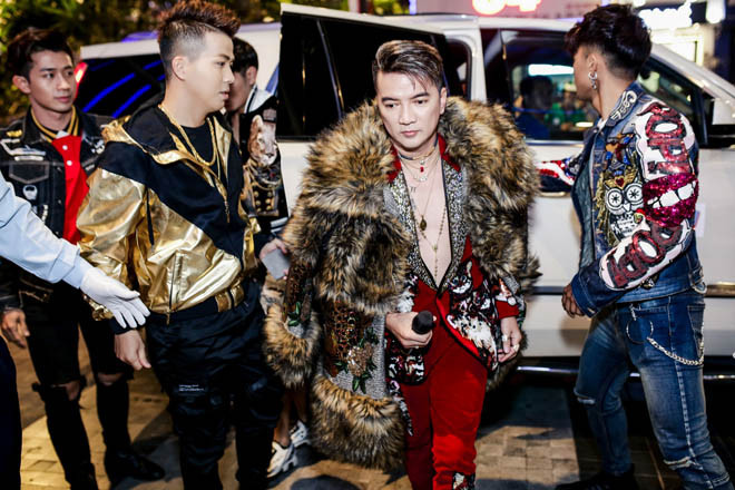 Về phía Mr. Đàm - nhân vật chính của sự kiện, ngay từ khi xuất hiện, anh đã thu hút nhiều sự chú ý khi đi xe sang Cadillac chuyên dành cho các nguyên thủ quốc gia, khoác áo lông tiến vào sảnh sân khấu.