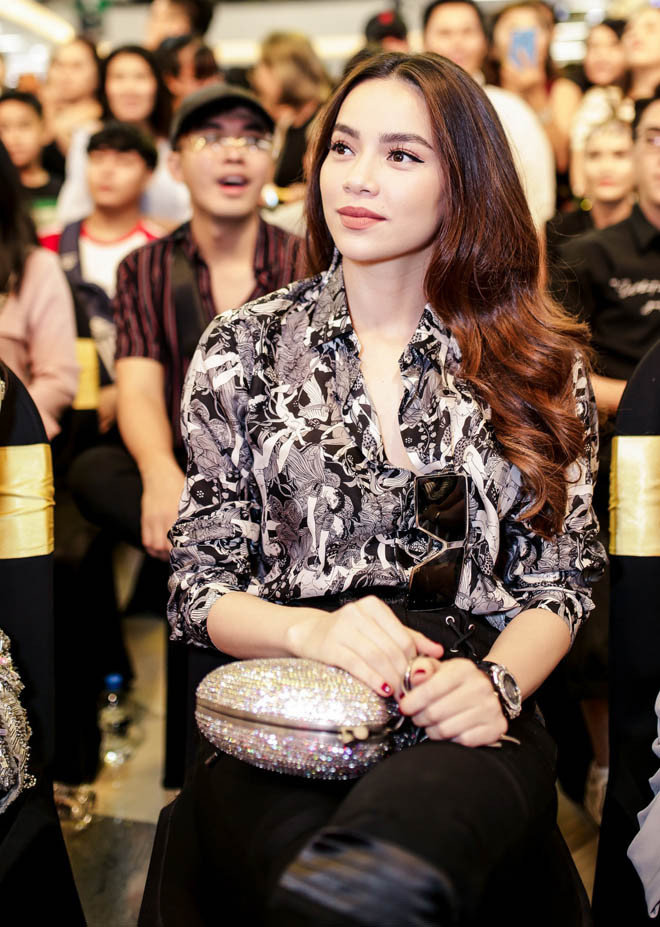 Trong khi đó, Hồ Ngọc Hà cũng không mấy quan tâm đến sự góp mặt của Lệ Quyên mà chỉ vui vẻ tán gẫu cùng những đồng nghiệp ngồi cạnh mình.