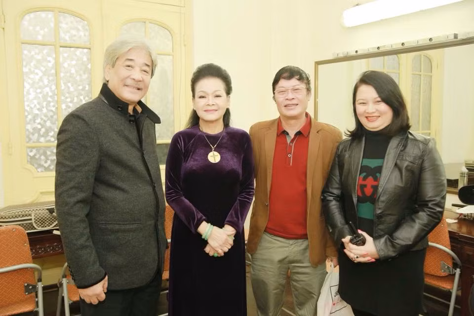 Khánh Ly, NSX Hoài Oanh và những người bạn của danh ca.