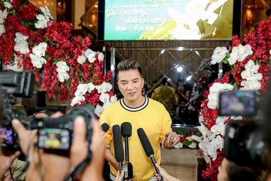 Ngoài bài hát chủ đề, nam ca sĩ cũng rất tâm đắc với bài hát “Vì sao em xa anh?”. Ca khúc "đáp trả" cho bài "Người hãy quên em đi" của Mỹ Tâm được làm thành 2 phiên bản là ballad và remix. Đàm Vĩnh Hưng dí dỏm nói khi nhận được đĩa tặng Vol 9 từ Mỹ Tâm, trong đó có bài "Người hãy quên em đi", anh có cảm giác người ấy đang nói chuyện với mình. Từ 2005 đến nay anh vẫn chưa hiểu vì sao người ấy lại bóp chết cuộc tình, dừng cuộc chơi đó, nên muốn dùng luôn tựa đề ca khúc này để hỏi.