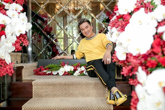 Trong buổi họp báo diễn ra tại căn biệt thự 66 tỷ của mình vào chiều 17/4, Đàm Vĩnh Hưng đã chia sẻ đến người hâm mộ và giới truyền thông về quá trình thực hiện album và MV cùng tên "Yêu tận cùng, đau tận cùng".