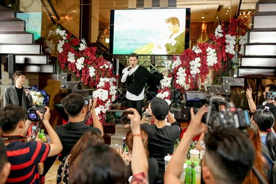 MV của Đàm Vĩnh Hưng được quay tại hai địa điểm TP. HCM và Vũng Tàu, với những phong cảnh đầy chất thơ và lãng mạn. Đàm Vĩnh Hưng day dứt, khắc khoải trong vai người thứ ba anh không hề hay biết.