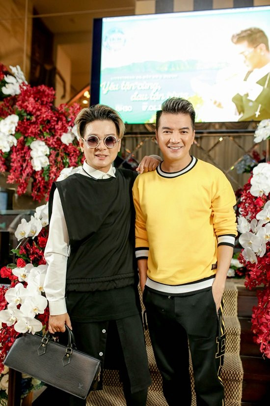 Chia sẻ về việc album mới lần này chỉ có 5 ca khúc, Đàm Vĩnh Hưng nói: "Đôi khi làm 1 album 10 bài phải mất hơn cả năm để hoàn thành. Nếu để khán giả đợi quá lâu có thể ca sĩ sẽ bị quên ngay lập tức nên khi tập hợp được 1 số bài hát có ý tưởng xuyên suốt là Hưng bắt tay vào thu âm luôn. Album chỉ khoảng 5 bài/album là trong 1 album, chỉ có khoảng 1-2 bài có khả năng thành hit".