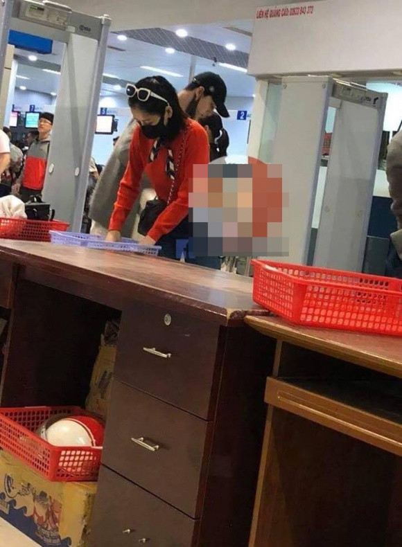 Mặc dù bịt khẩu trang nhưng cư dân mạng vẫn dễ dàng nhận ra Chi Pu và Jin Ju Hyung ở sân bay Đà Lạt.