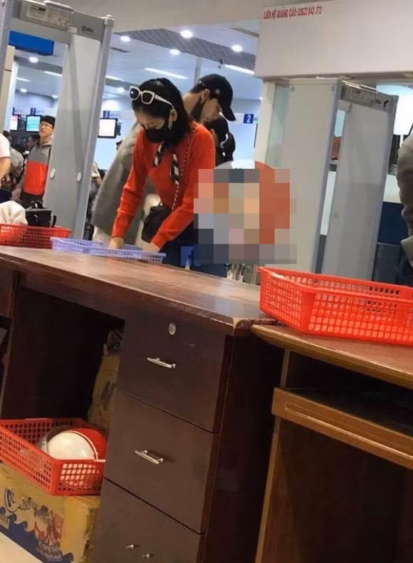 Mặc dù bịt khẩu trang nhưng cư dân mạng vẫn dễ dàng nhận ra Chi Pu và Jin Ju Hyung ở sân bay Đà Lạt.