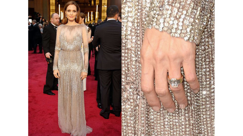 Angelina Jolie: Chuyên gia nhận định giá trị chiếc nhẫn đính hôn của ngôi sao hàng đầu Hollywood ngang bằng với chiếc nhẫn của Jennifer Aniston, vợ cũ của Brad Pitt. Nhẫn của bà Pitt gồm một viên kim cương 7 carat hình chữ nhật ở giữa và những viên nhỏ xung quanh có khối lượng 9 carat. Chiếc nhẫn đến từ thương hiệu Robert Procop của Jolie có giá khoảng 500.000 USD.