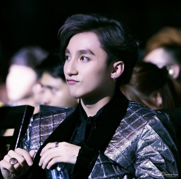 Tuy nhiên không lâu sau đó anh lại chuyển về với màu tóc đen nguyên thủy.