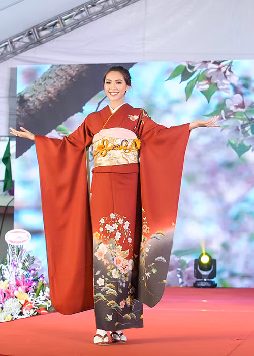 Hình ảnh xinh đẹp của Tường Linh trong sự kiện hội ngộ Phạm Hương.