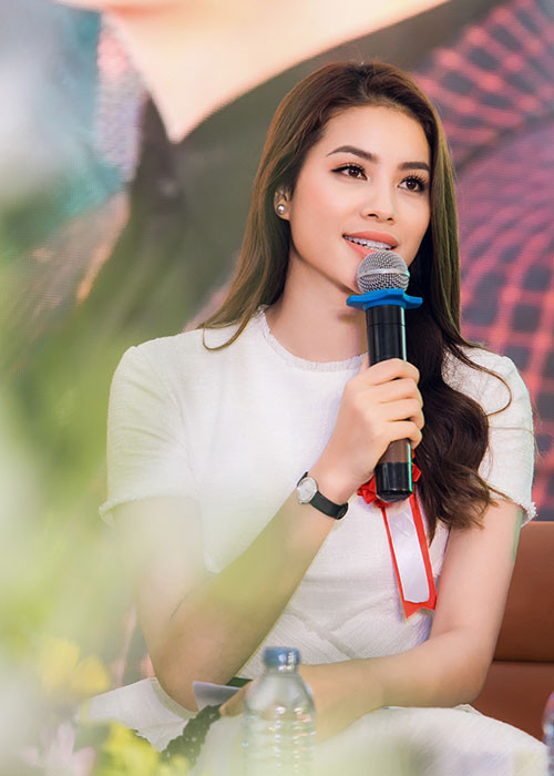 Xuất hiện tại sự kiện, Hoa hậu Phạm Hương diện chiếc đầm trắng tinh khôi của NTK Lê Thanh Hòa, khoe vẻ đẹp “không góc chết”.