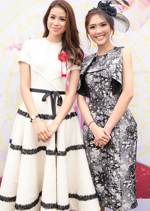 Vừa qua, Phạm Hương và Hoa hậu Sắc đẹp châu Á 2017 Tường Linh cùng tham gia Lễ hội giao lưu văn hóa Việt – Nhật. Cả hai thu hút sự chú ý với nhan sắc rạng rỡ.