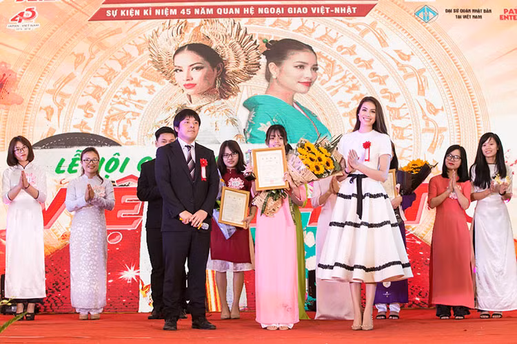  Hoa hậu Hoàn vũ Việt Nam 2015 Phạm Hương rạng rỡ trong sự kiện.