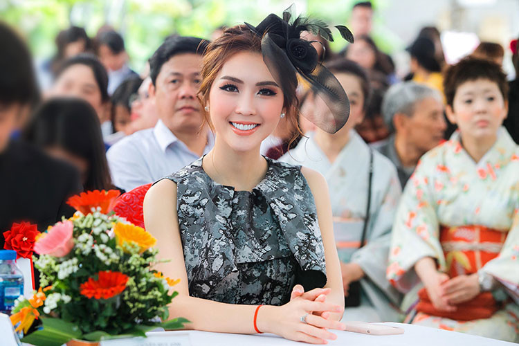 Hoa hậu Sắc đẹp châu Á 2017 thanh lịch khi diện đầm của NTK Phương My.