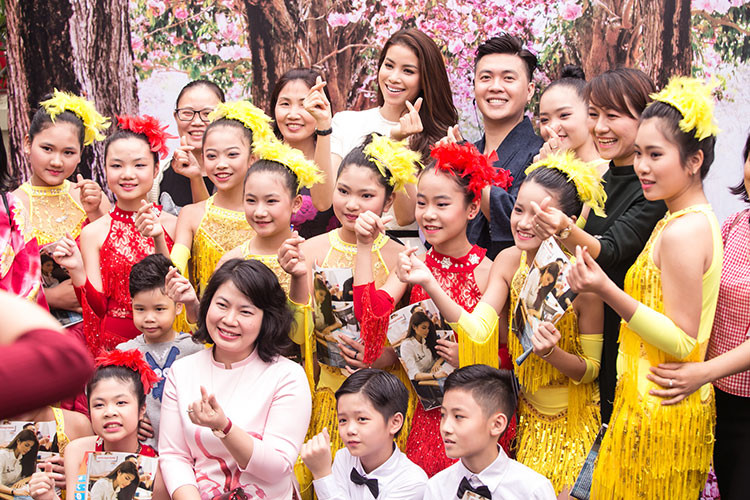 Phạm Hương chụp hình lưu niệm và nán lại giao lưu cùng các khách mời tại chương trình.