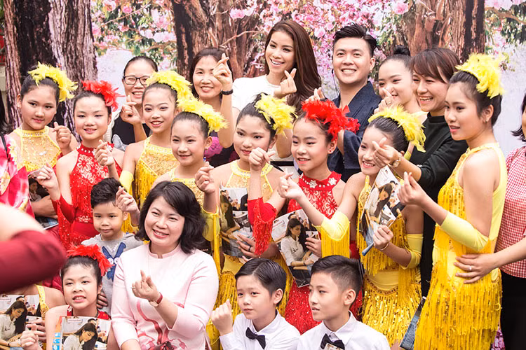 Phạm Hương chụp hình lưu niệm và nán lại giao lưu cùng các khách mời tại chương trình.