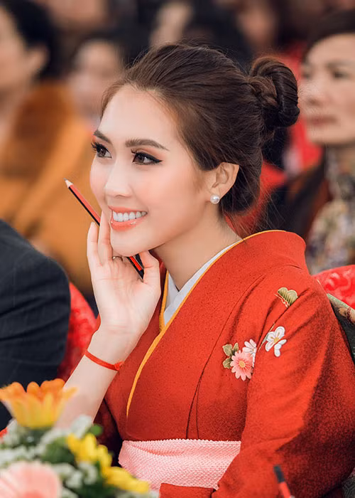 Đặc biệt, người đẹp còn gây ấn tượng khi diện bộ trang phục kimono truyền thống của Nhật Bản.