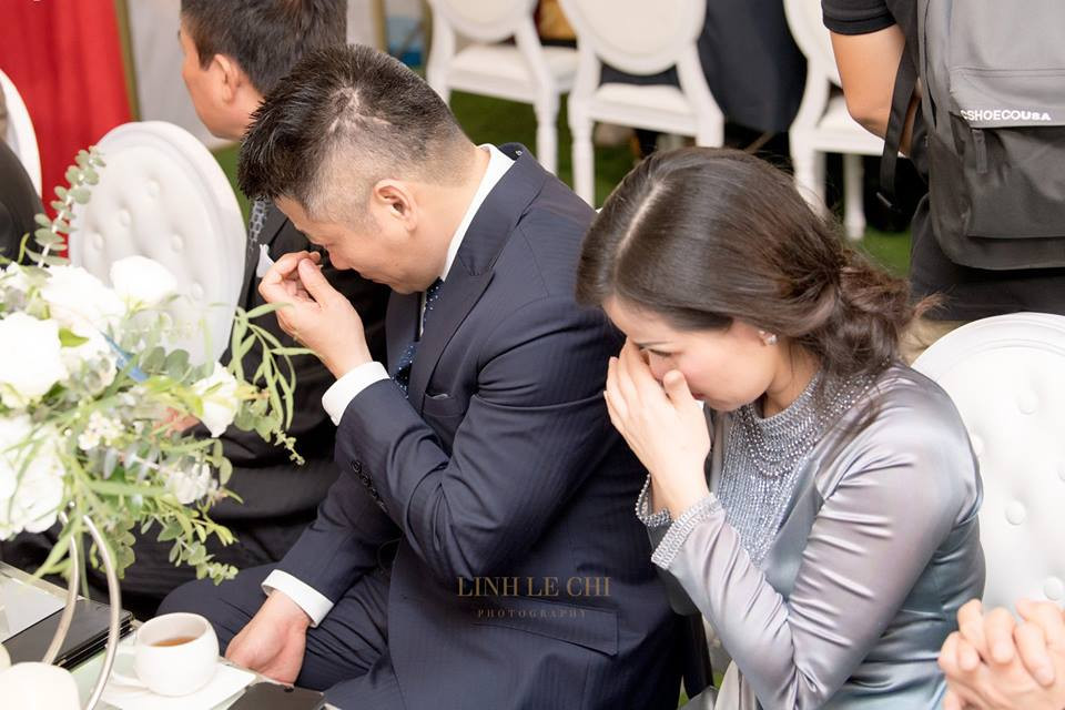 Ngày con gái về nhà chồng, bố mẹ Tú Anh hạnh phúc giấu vội giọt nước mắt.