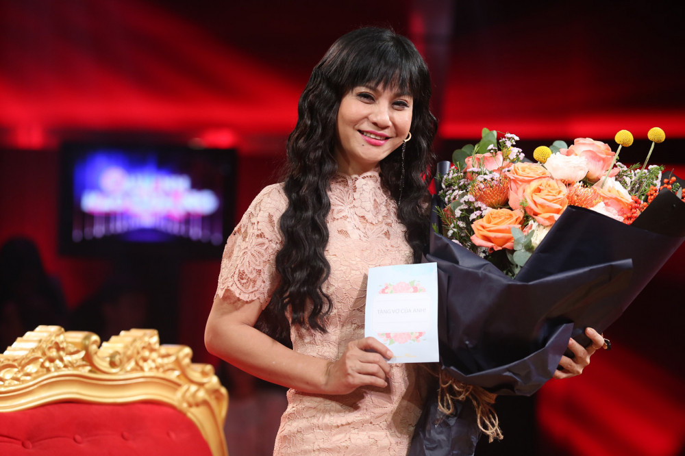 Cát Phượng mới tham gia chương trình "Sau ánh hào quang", tuy nhiên, Kiều Minh Tuấn vì vướng lịch quay phim nên không thể có mặt. Khi chương trình kết nối điện thoại với nam diễn viên, câu đầu tiên anh hỏi bạn gái là: "Em có khỏe không? Cu Bom ăn chưa". Kiều Minh Tuấn chỉ hỏi thế thôi nhưng người hâm mộ nhận rõ sự quan tâm anh dành cho mẹ con Cát Phượng. Anh còn gửi hoa kèm dòng chữ: "Tặng vợ của anh". Kiều Minh Tuấn nhắn nhủ Cát Phượng: "Anh biết em không thích hoa nhưng em cũng rất thích được người khác tặng hoa. Thời gian qua em rất cực khổ khi anh đi quay xa, cu Bom bị bệnh, không có ai bên em hết. Bó hoa này thay cho lời xin lỗi. Thôi, chịu khó mười mấy ngày nữa anh về rồi".