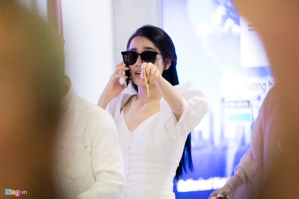 Tối 21/4, Nhã Phương có mặt tại sân bay Tân Sơn Nhất (TP.HCM). Cô trở về nhà để bắt đầu lịch trình công việc mới. Nữ diễn viên Yêu đi đừng sợ diện bộ đầm màu trắng đơn giản và đeo kính thời trang.