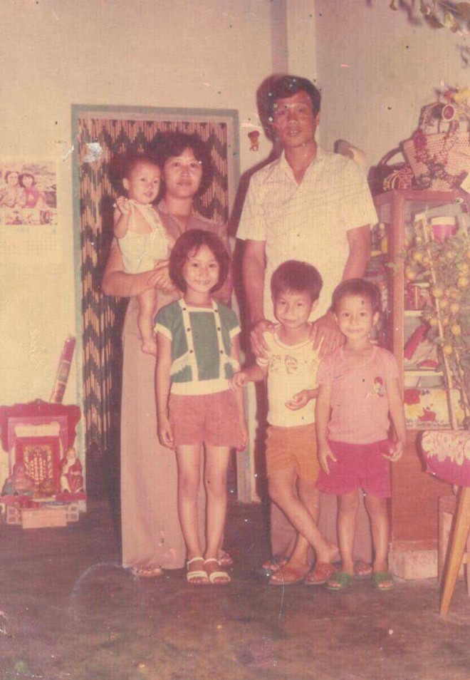 Bố Quách Tuấn Du bên vợ và các con khi còn sống. Ông đột tử vì ăn ngủ cùng World Cup.