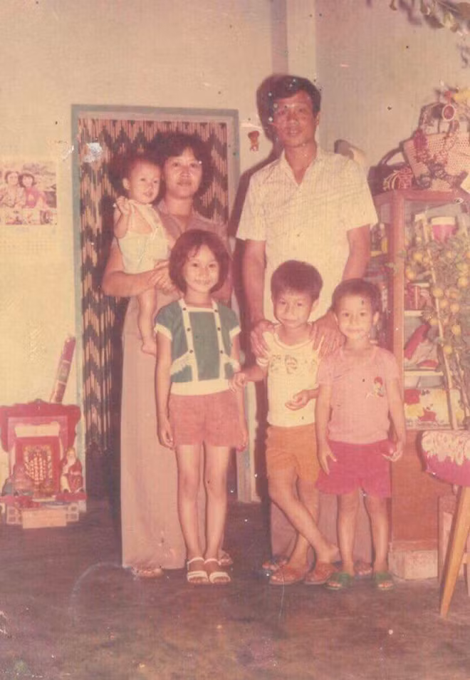 Bố Quách Tuấn Du bên vợ và các con khi còn sống. Ông đột tử vì ăn ngủ cùng World Cup.