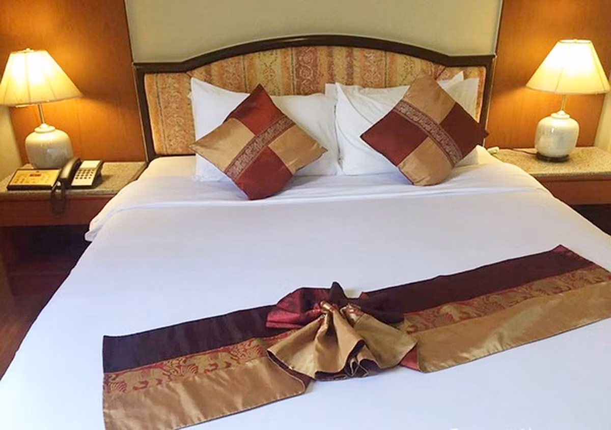 Vi sao co 4 chiec goi, khan trai ngang cuoi giuong khach san-Hinh-4