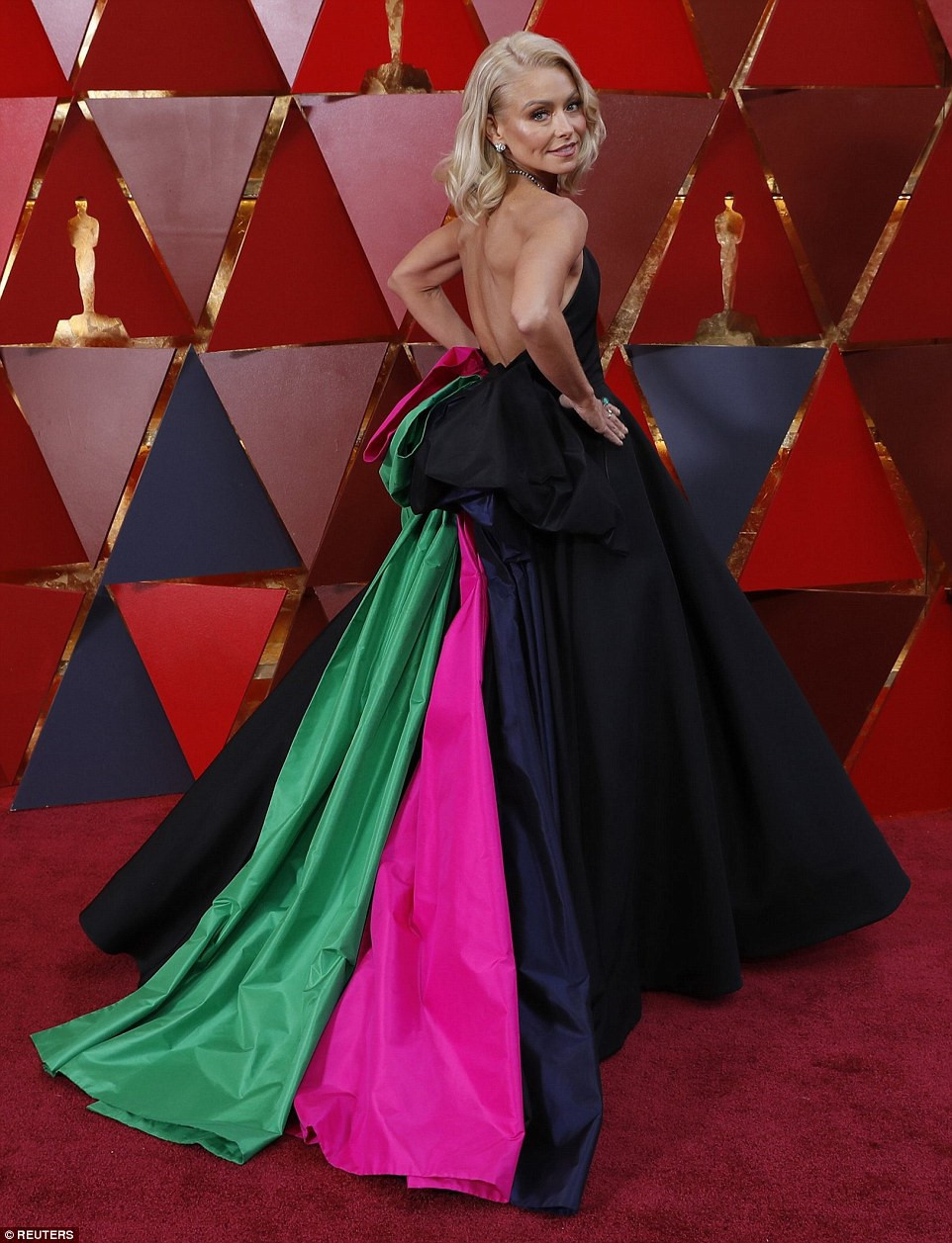 Váy áo dáng phồng, cồng kềnh cũng được nhiều sao nữ lựa chọn để gây ấn tượng trên thảm đỏ. Tuy nhiên, lần này Kelly Ripa mất điểm vì chi tiết đính kết nơ màu sắc sặc sỡ. Lớp vải xanh, hồng điểm tô trên nền vải đen được so sánh như trang phục của những chú hề.