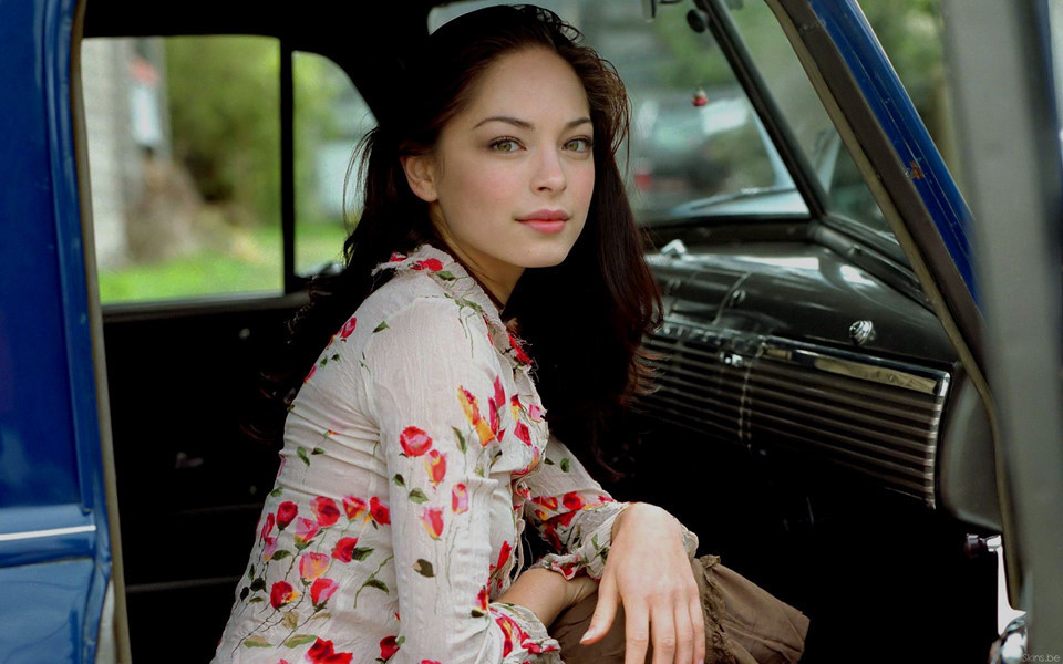 Vẻ đẹp thuần khiết, quyến rũ của nữ diễn viên Kristin Kreuk khiến nhiều khán giả màn ảnh nhỏ xiêu lòng. Người đẹp lai giữa Cananda và Trung Quốc có bộ sưu tập phim ảnh khá đồ sộ với gần 20 năm đóng phim. Cô có được vai chính đầu tiên vào năm 2000 trong series dành cho lứa tuổi thiếu niên Edgemont.