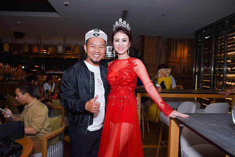 Nghệ sĩ Long Đẹp Trai chụp ảnh cùng Hoa hậu Mỹ Vân.