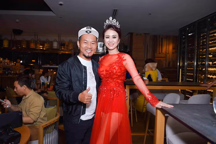 Nghệ sĩ Long Đẹp Trai chụp ảnh cùng Hoa hậu Mỹ Vân.