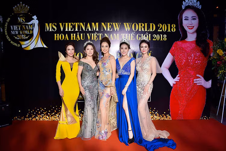 Nhà sáng lập cuộc thi – HH Mỹ Vân khoe dáng bên đương kim HH Phan Hoàng Kim, đương kim HH Doanh nhân Xuân Hương, HH Jennifer Phạm, doanh nhân Kim Anh.