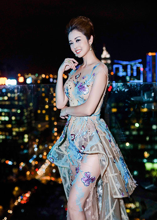 Jennifer Phạm đẹp hút mắt trong trang phục quyến rũ.