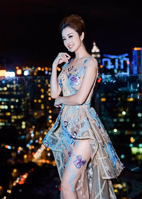 Jennifer Phạm đẹp hút mắt trong trang phục quyến rũ.