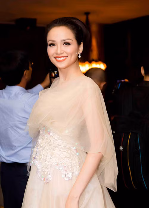 Hoa hậu Diễm Hương tươi rói ở sự kiện.