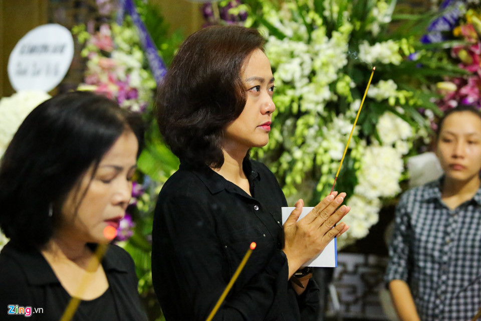 Hồng Ánh và Minh Trang cùng đến viếng Thanh Hoàng.