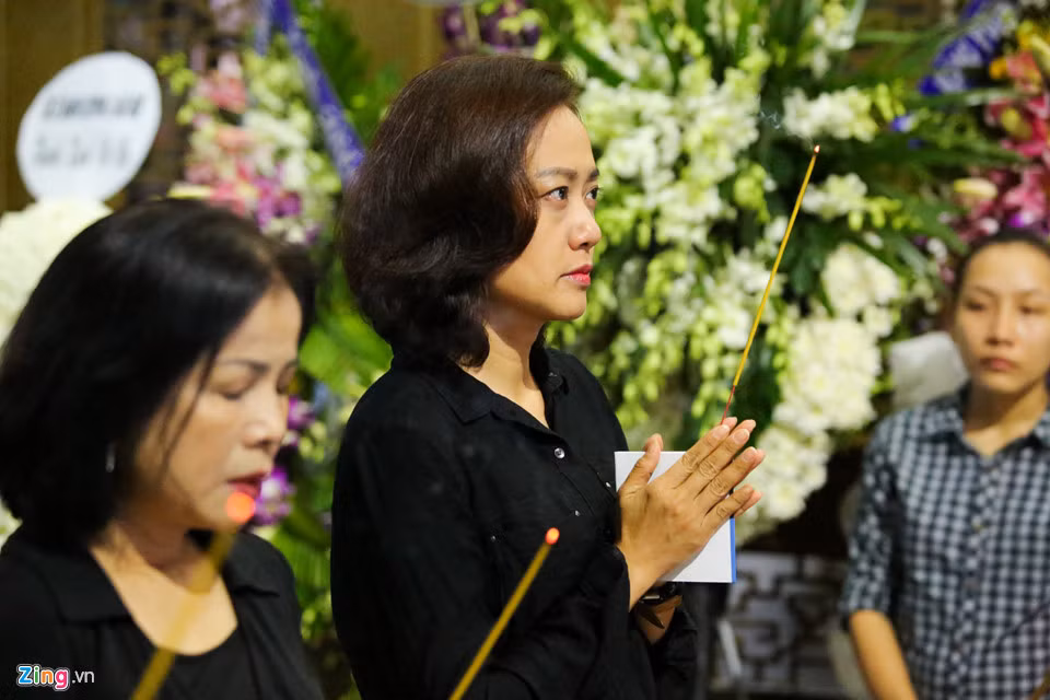 Hồng Ánh và Minh Trang cùng đến viếng Thanh Hoàng.