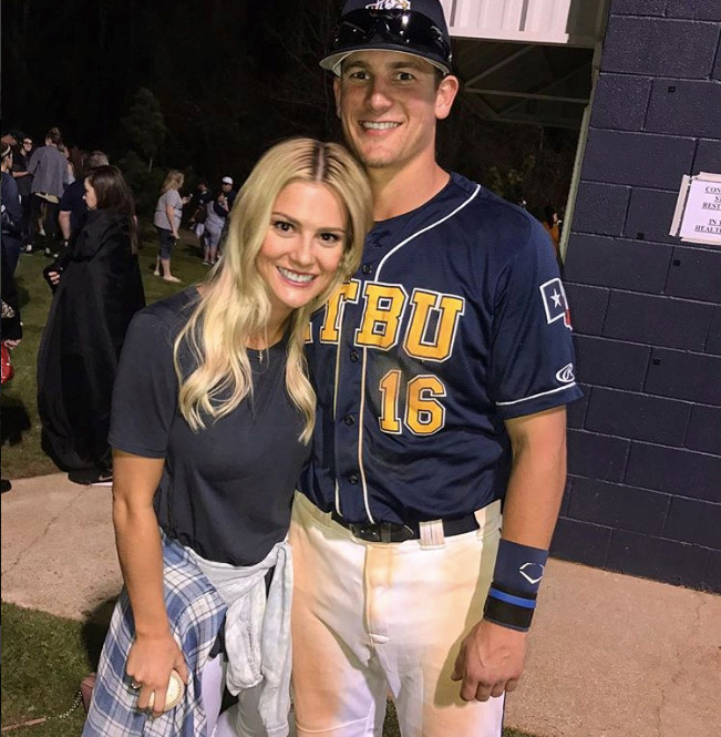 Trong ảnh, Sarah đến cổ vũ bạn trai trong một trận đấu bóng chày.