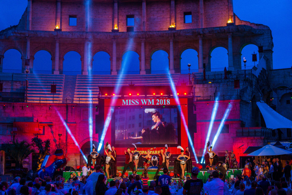 Các nghệ sĩ khấy động không khí đêm chung kết với màn trình diễn sôi động.