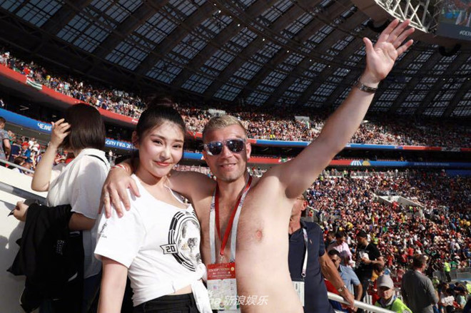 Từ Đông Đông vui vẻ bên người đàn ông ngoại quốc sau sự cố.