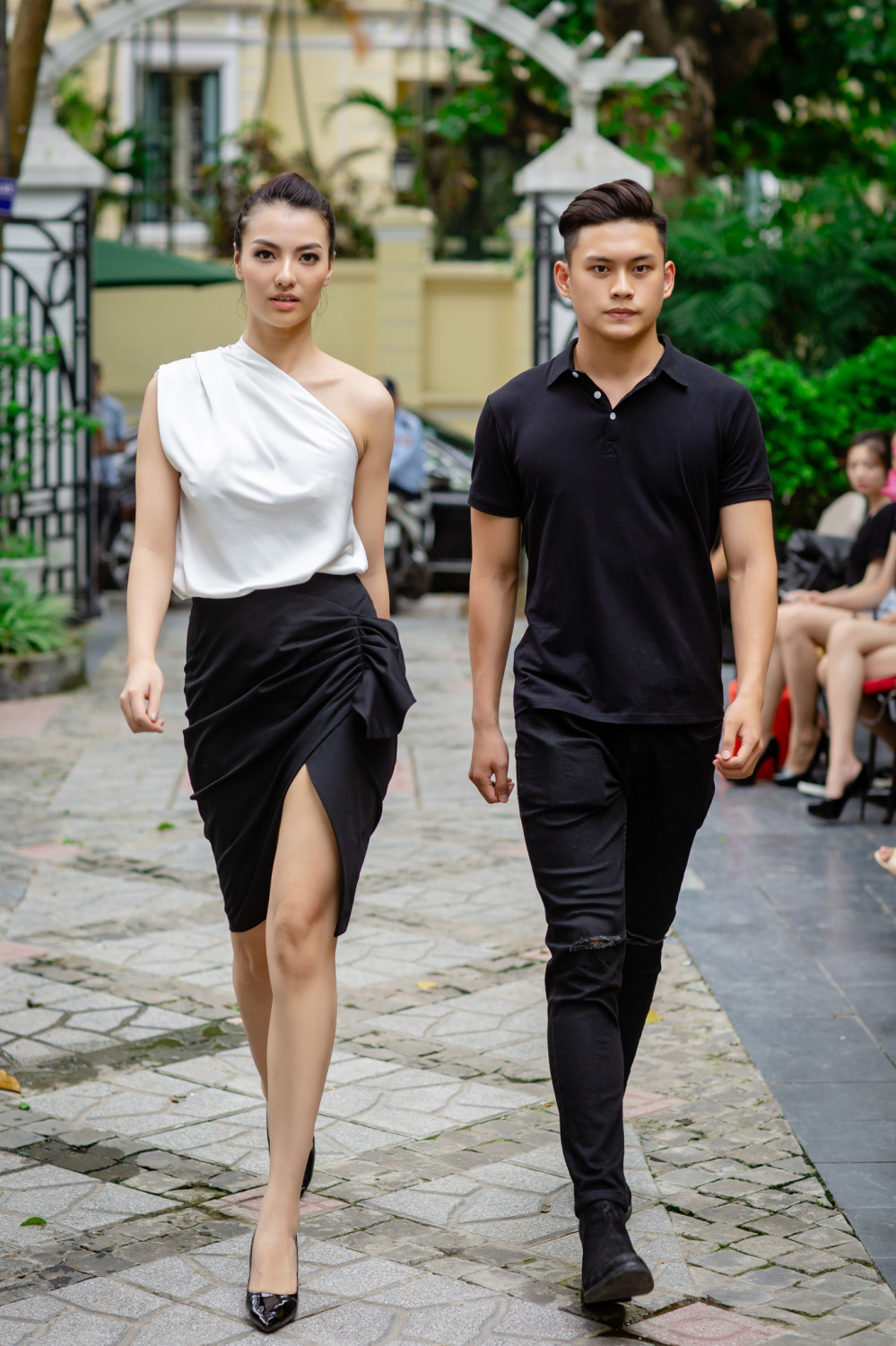 Hồng Quế tự tin trình diễn bên một người mẫu nam.