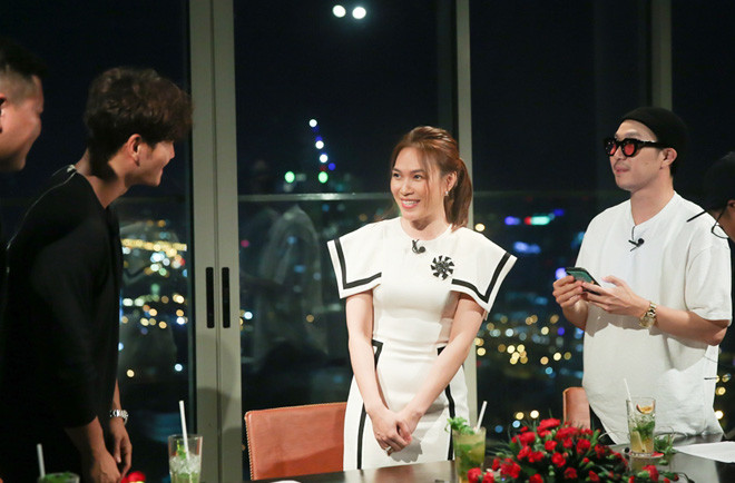 Cách đây vài ngày, hai ngôi sao Running Man – Kim Jong Kook và Haha đã khiến fan Việt xôn xao khi bất ngờ có mặt tại TP.HCM để quay chương trình thực tế. Dù không hé lộ lịch trình cụ thể tại Việt Nam, nhưng mới đây, hình ảnh hai sao nam nổi tiếng xứ Hàn gặp gỡ, trò chuyện cùng Mỹ Tâm, Tóc Tiên đã khiến nhiều khán giả tò mò, phấn khích.