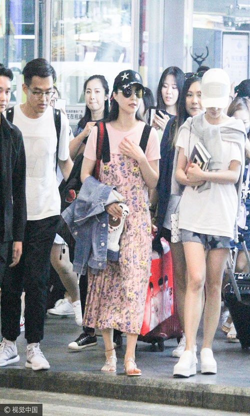 Đây không phải là lần đầu tiên người đẹp họ Phạm tỏ ra trễ nải và dính bê bối trong việc chăm sóc vẻ bề ngoài của mình. Cô từng gây thất vọng bởi những khoảnh khắc kém xinh khác xa trên màn ảnh. Minh tinh họ Phạm từng xuất hiện với khuôn mặt mộc, không makeup, ăn mặc như đi chợ tại chốn đông người.