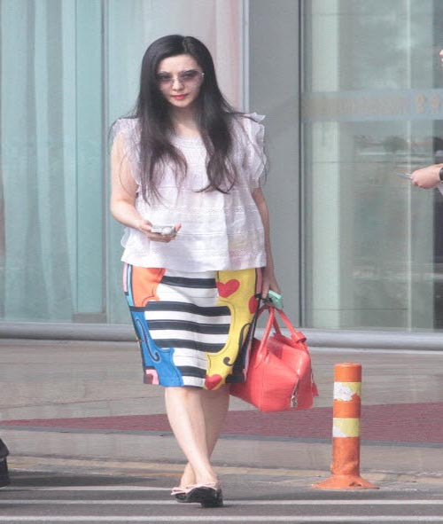 Với trang phục này nhiều người dễ lầm tưởng cô nàng đang mang bầu.