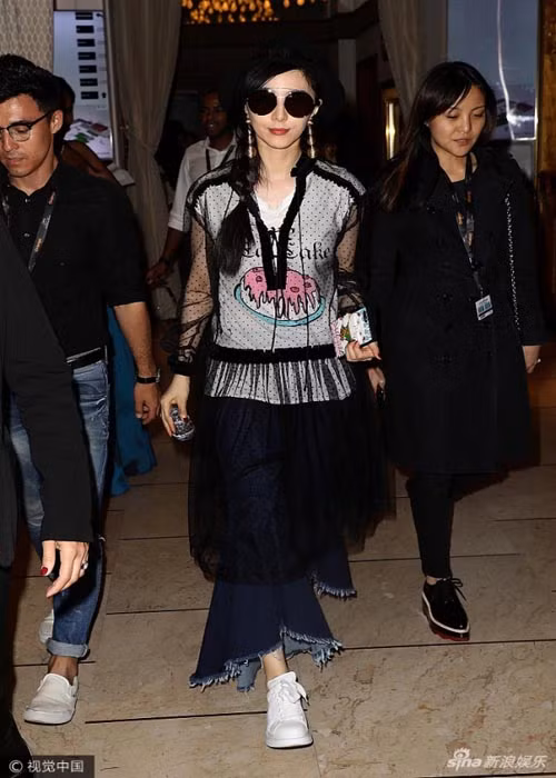 Áo xuyên thấu dài lùm xùm mặc ngoài áo thun xì tin lại mix với chiếc quần ống rộng thênh thang, cô nàng Kim Tỏa chính xác là thảm họa thời trang.