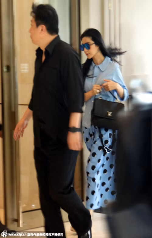 Những bộ trang phục đời thường của Phạm Băng Băng trông lôi thôi và mờ nhạt.