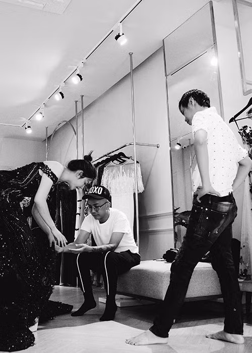 Lý Nhã Kỳ thử trang phục của NTK Hoàng Hải trước thềm Cannes 2018. Luôn sát cánh cùng Lý Nhã Kỳ là chuyên viên trang điểm kiêm stylist Minh Lộc (giữa). (Ảnh: Mr. AT)